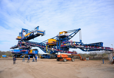 ЗАВРШЕНА МОНТАЖА ОДЛАГАЧА ЗА ПК „РАДЉЕВО“ Метални колос дуг 125 метара креће на радну позицију