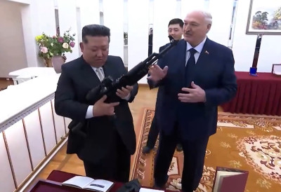 (ВИДЕО) „ЗА СЛУЧАЈ НЕПРИЈАТЕЉА“ Лукашенко поклонио пушку Ким Џонг Уну, снимак обишао мреже