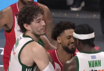 (ВИДЕО) ХАОС У АТИНИ: Физички окршај у грчком дербију, Дорсију поцепан дрес