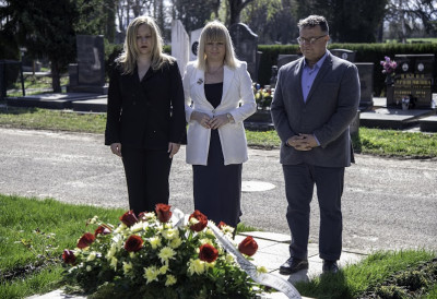 У СЛАВУ ПЕСНИКА ПОЛОЖЕНИ ВЕНЦИ НА ГРОБ МИКЕ АНТИЋА Један од бесмртника који су обликовали дух Новог Сада.