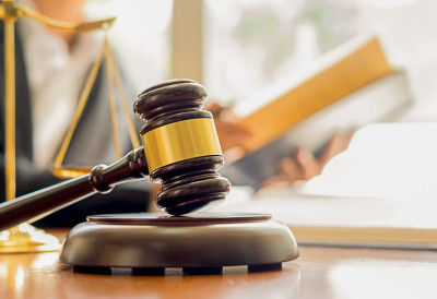 ЗБОГ СПРЕЧЕНОСТИ СУДИЈЕ ОДЛОЖЕНО СУЂЕЊЕ КИКИНЂАНИНУ М. О. се сумњичи да је на плажи у Петроварадину непримерено додиривао дечака