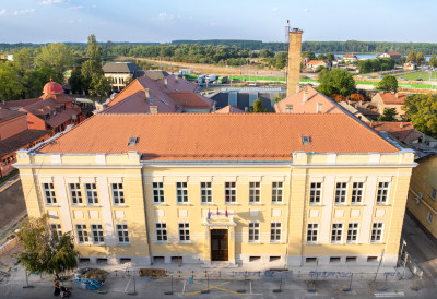 ПОЧИЊЕ УПИС ПРВАКА У КАРЛОВАЧКУ ОСНОВНУ ШКОЛУ Седамдесетак деце од септембра у скамијама