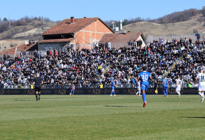 (ВИДЕО) ХАОС У НОВОМ ПАЗАРУ! Сукоб навијача и полиције, утакмица одмах прекинута