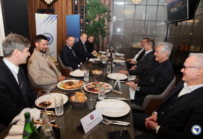 (ФОТО) ЕВО С КИМ СЕ НОВАК САСТАО У ЗЕНИЦИ: Пред дуел БиХ најбољи тенисер света на пријатељском ручку