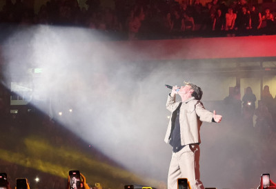 ЈАКОВ ЈОЗИНОВИЋ СТИГАО У НОВИ САД! Првим тактовима ОВОГ ВЕЛИКОГ ХИТА запалио публику у СПЕНСУ, из публике добио НЕОБИЧАН ПОКЛОН (ВИДЕО, ФОТО)