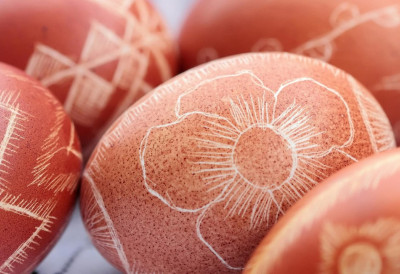 ТРАДИЦИЈА КОЈА НАС СПАЈА Јединствено украшавање јаја шараљајком и воском у Белегишу