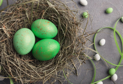 МАСЛИНАСТО ЗЕЛЕНА ЈАЈА ОБАВЕЗНА СУ ОВОГ УСКРСА Снажна симболика се крије иза свега, а техника је природна ЕВО КАКО ДОБИТИ БАШ ТАЈ ТОН