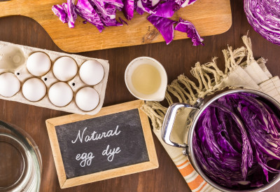 ЗАБОРАВИТЕ НА ИНДУСТРИЈСКЕ ФАРБЕ Уз овај једноставан рецепт ускршња јаја добијају магичну боју