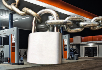 ХАОС СА ГОРИВОМ У РЕГИОНУ! И Хрватска се суочава са несташицом; ”Ина” скраћује радно време пумпама