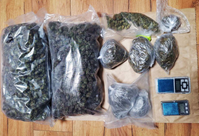 ПОЛИЦИЈА ОТКРИЛА ДРОГУ У СТАНУ! Ухапшен мушкарац, пронађена велика количина марихуане