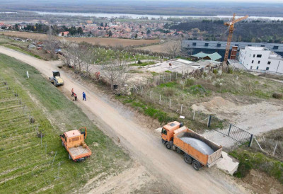 ПРИ КРАЈУ ПРВА ФАЗА УРЕЂЕЊА АТАРСКЕ САОБРАЋАЈНИЦЕ НА ЧЕРАТУ Новом методом до постојанијег пољског пута