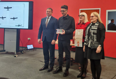 ЗАВРШЕНИ САЈАМ КЊИГА И ИЗЛОЖБА УМЕТНОСТИ У НОВОМ САДУ Награда „Сава Шумановић” уручена Немањи Николићу