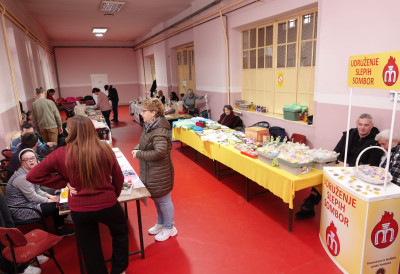 УДРУЖЕЊЕ СЛЕПИХ У СОМБОРУ И "ПРЕДПРАЗНИЧНА ЧАРОЛИЈА" Друга по реду изложба рукотворина, хуманитарног карактера