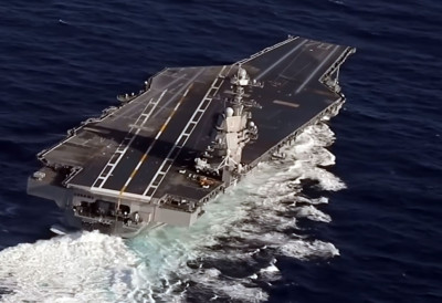 4.500 МОРНАРА И ПИЛОТА ЛОВАЦА БИЛО УГРОЖЕНО Пожар на носачу авиона трајао више од 30 сати (ВИДЕО)