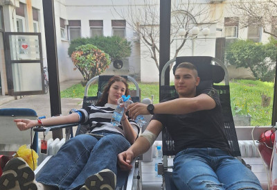 УЧЕНИЦИ „ХИПОКРАТА” ДАЛИ КРВ Хуманост, саосећање и брига за друге на делу