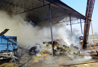 ВЕЛИКИ ПОЖАР У РАВНОМ СЕЛУ Запалило се сено интервенисали ватрогасци