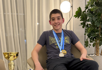 ПЛИВАЧ СТРАХИЊА РАКИЋ ЗАМЕНИО ГРАДСКУ ШКОЛУ СЕОСКОМ ЗБОГ ПЛИВАЊА Сан јачи од препрека