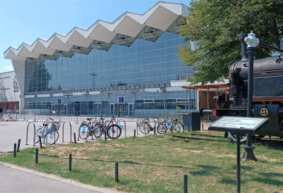 Отворен нови конкурс за дизајн споменика страдалима у паду надстрешнице БИЋЕ НА ПЛАТОУ ИЗМЕЂУ ЖЕЛЕЗНИЧКЕ И АУТОБУСКЕ СТАНИЦЕ У НОВОМ САДУ