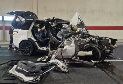 (ФОТО, ВИДЕО) ЏИП ПОТПУНО СМРСКАН Узнемирујући снимци с Милоша Великог: ВОЗАЧ ИЗГУБИО КОНТРОЛУ, па се у тунелу закуцао у зид!