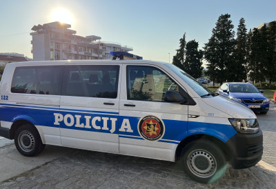 ДРАМА У БУДВИ, ТУРЧИН УДАРИО ПОЛИЦАЈЦА У ГЛАВУ И ГРУДИ! Девојка из Казахстана помагала нападачу, обоје ухапшени а повод била рутинска саобраћајна контрола!