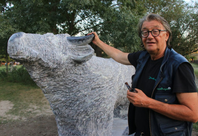 ОВДЕ МОЖЕТЕ ВИДЕТИ БИКА ОД 22 ТОНЕ И ПРОБАТИ НАЈСКУПЉИ СИР НА СВЕТУ „Желели смо да имамо препознатљив симбол”, каже Слободан Симић