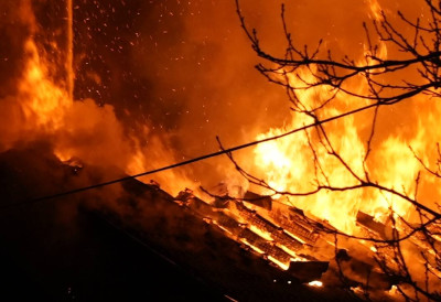 ВАТРА ПРОГУТАЛА СВЕ ЗА САТ ВРЕМЕНА Вредна породица Јаћимовић остала без радионице и извора прихода