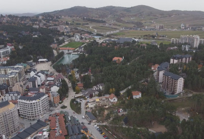 (ФОТО) ЗЛАТИБОРСКО ЈЕЗЕРО, ЈЕДАН ОД СИМБОЛА СРПСКЕ ПЛАНИНЕ, ПОД МАШИНАМА Радници уређују туристичку атракцију, кренуло пролећно чишћење
