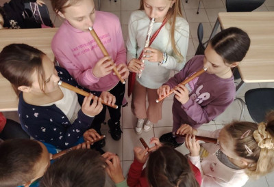 ПРИЧА КОЈА ВРАЋА ВЕРУ У ТРАДИЦИЈУ Док други гледају у мобилне телефоне, ова деца свирају фруле