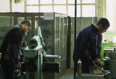 ТРАЖИ СЕ ВИШЕ ОД 300 РАДНИКА РАЗЛИЧИТИХ ПРОФИЛА Око 40 послодаваца запошљава васпитаче, возаче, инжењере...