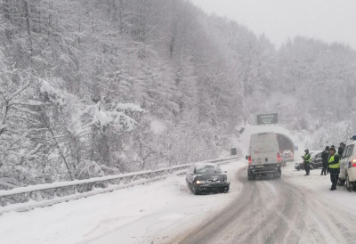 СНЕГ НАПРАВИО ХАОС У ЗЛАТИБОРСКОМ ОКРУГУ! Шлепери се попречили, уведена забрана за теретњаке, било и мањих незгода