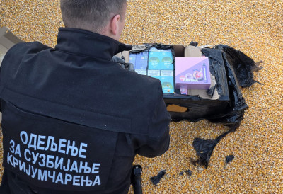 (ФОТО) ЗАПЛЕНА НА ГРАНИЦИ У ТОВАРУ ПШЕНИЦЕ Шверцовали патике и електронске цигарете у приколици пуној жита