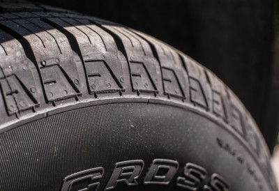 НЕ ЖУРИТЕ СА ЛЕТЊИМ ГУМАМА Хладно време и киша претварају вожњу у ризик ЈЕДНА ГРЕШКА МОЖЕ БИТИ КОБНА