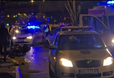 (ВИДЕО) „Тојота“ покосила момка и девојку на мотору! СТРАВИЧНА САОБРАЋАЈНА НЕСРЕЋА НА КЕЈУ Има тешко повређених!