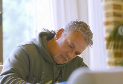 ОД ВРХА СВЕТА ДО ТИШИНЕ СЕЛА: Како живи Мали Буда после славе ФУДБАЛ МУ ДАО СВЕ, САД ВОЗИ АУТО СТАР 40 ГОДИНА