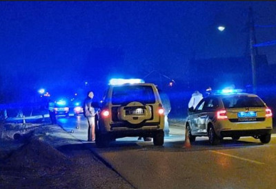 МЛАДИЋ У КРИТИЧНОМ СТАЊУ Ужас у Новом Пазару поново: ДВОЈИЦА МУШКАРАЦА ИЗБОЛА СУГРАЂАНИНА У КУЋИ Полиција затекла УЖАС Крв на све стране!