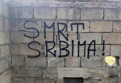 ОСВАНУЛИ ГРАФИТИ ПРЕТЊИ НА КАСАРНИ ”Смрт Србима, Босна Бошњацима”, у Пазарићу