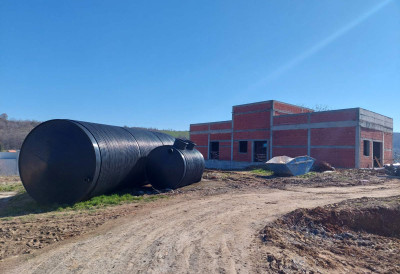 НОВОСАДСКИ И ОСИЈЕЧКИ НАУЧНИЦИ ТРАЖЕ ЛОЗУ КОЈА ПРЕЖИВЉАВА ЕКСТРЕМЕ На Огледном добру у Сремским Карловцима малтене готова модерна лабораторија