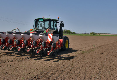 СТИЖУ ОЛАКШИЦЕ ЗА ПОЉОПРИВРЕДНИКЕ Јефтиније гориво и милијарде за сетву већ исплаћене