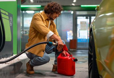 СЛОВЕНЦИ ПУНЕ КАНИСТЕРЕ Несташице горива на појединим пумпама због раста тражње