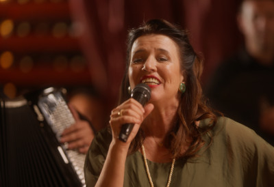 АКО ПРОПАДНЕМ КАО ГЛУМИЦА МОГУ У ПЕВАЧИЦЕ! Глумица Нела Михаиловић ЗАПЕВАЛА ОВАЈ НАРОДЊАК па одушевила све! Многи коментаришу да је боља и од чувене фолкерке, она признала: „Не бих се поредила са њом”