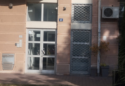 НОВОСАЂАНКА КОЈА ЈЕ БЕБУ БАЦИЛА НА ТРАВУ ПРЕД СУДИЈОМ 30. МАРТА Породиљи због убиства новорођенчета продужен притвор