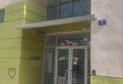 СУТРА ПРИПРЕМНО РОЧИШТЕ ЗА УБИСТВО ЖЕНЕ НА ГРБАВИЦИ Новосађанин који се терети да је с више убода ножем усмртио невенчану супругу и даље иза решетака