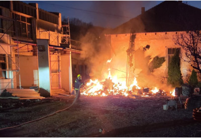 (ФОТО) Драма у Косјерићу ГОРИ ОСНОВНА ШКОЛА! Сумња се да је пожар подметнут