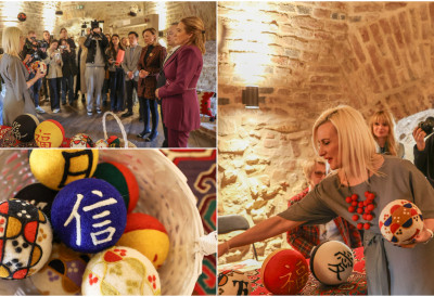 (ФОТО) СРБИЈА ДОБИЈА СУВЕНИР КОЈИ СПАЈА ТРАДИЦИЈУ, ДИПЛОМАТИЈУ И ТУРИЗАМ Пустоване лопте са ћириличним и кинеским писмом