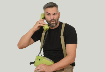 „МИ И ТРАГЕДИЈУ ПРЕТВАРАМО У КОМЕДИЈУ” СТЕНДАП КОМИЧАР НЕША БРИЏИС о животу као непресушном извору хумора и ликовима које свако препозна у комшилуку: „ПОГОДНО СМО ТЛЕ ДА НАПРАВИМО ШАЛУ НА СВОЈ РАЧУН”