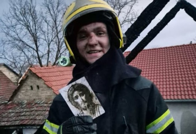 (ФОТО) Ватра „прогутала“ пола куће, али је ИКОНА ОСТАЛА НЕТАКНУТА Бечејски ватрогасци ЗАТЕКЛИ ЧУДО НА ЗГАРИШТУ!