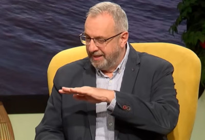 ДЕЦУ ВАСПИТАВАЈУ ЛАЈКОВИ И НЕПОЗНАТИ ЉУДИ СА ДРУШТВЕНИХ МРЕЖА! Др Ранко Рајовић упалио аларм: Малишани улазе у замску из које не могу да се извуку