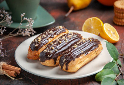 ФРАНЦУСКИ ЕКЛЕРИ, АЛИ КОД ВАС КУЋИ Направите сами овај КОЛАЧ који се топи у устима уз савршени крем и чоколадну глазуру