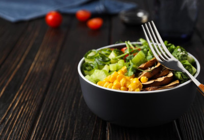 САЛАТА КОЈА ОСВЕЖАВА, ЗАСИЋУЈЕ И ПОСНА ЈЕ Гриловани кукуруз и авокадо у савршеној комбинацији са черијем