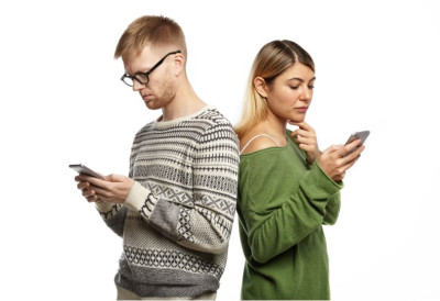 БЕЗ МОБИЛНОГ НЕ МОГУ НИ МИНУТ! Ова четири знака су буквално ДИГИТАЛНИ зависници